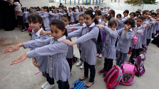 صورة توضيحية: طالبات فلسطينيات في اول يوم من العام الدراسي في رام الله، 25 اغسطس 2013 (Issam Rimawi/FLASH90)