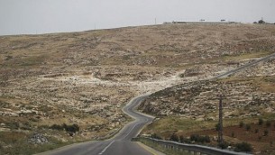 صورة للتوضيح: طريق يمر عبر تلال جنوب الخليل في الضفة الغربية. (Hadas Parush/Flash90)