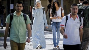 صورة للتوضيح: طلاب عرب إسرائيليين في حرم الجامعة العبرية في غيفعات رام، في اليوم الأول من العام الدارسي، 26 أكتوبر، 2014. (Miriam Alster/Flash90)