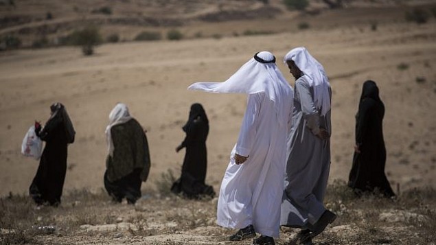 صورة للتوضيح: سكان قرية أم الحيران البدوية غير المعترف بها يعودون إلى منازلهم بعد مظاهرة ضد هدم القرية، 27 أغسطس، 2015. (Hadas Parush/Flash90)