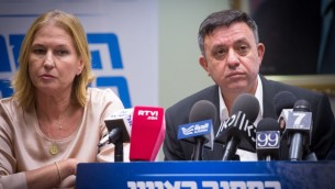 رئيس حزب العمل آفي غاباي وعضو الكنيست في المعسكر الصهيوني تيبي ليفني خلال اجتماع لحزب المعسكر الصهيوني، 24 يوليو 2017 (Miriam Alster/FLASH90)