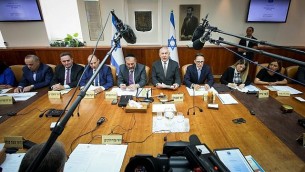 رئيس الوزراء بينيامين نتنياهو يترأس الجلسة الأسبوعية للمجلس الوزاري في ديوان رئيس الوزراء في القدس، 3 سبتمبر، 2017.  (Marc Israel Sellem/Pool)