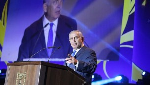 رئيس الوزراء بينيامين نتنياهو يتحدث في مراسم إحياء الذكرى الخمسين للمشروع الإستيطاني في الضفة الغربية والجولان، في غوش عتصيون، 27 سبتمبر، 2017. (Gershon Elinson/FLASH90)