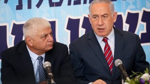 رئيس الوزراء بينيامين نتنياهو (من اليمين) يجلس إلى جانب رئيس بلدية معاليه أدوميم بيني كاشريئيل خلال اجتماع لحزب ’الليكود’ في المستوطنة الواقعة في الضفة الغربية، 3 أكتوبر، 2017. (Hadas Parush/Flash90)