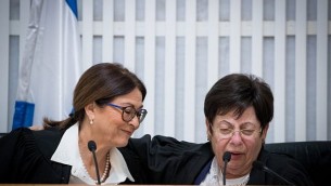 رئيسة المحكمة العليا المنتهية ولايتها القاضية ميريام ناؤور إلى جانب رئيسة المحكمة العليا الجديدة إستر حايوت خلال حفل وداع تكريما للقاضية ناؤور في القدس، 26 أكتوبر، 2017. (Yonatan Sindel/Flash90)