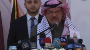 مبعوث قطر إلى غزة محمد العمادي يلقي بكامة خلال مراسم في مدينة غزة بمناسبة بناء مدينة ’حمد’ السكنية الجديدة في 16 يناير، 2017. (Screen capture/YouTube)