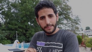 نجم فيسبوك العربي الإسرائيلي نصير ياسين في فيديو ناس ديلي الذي يهاجهم فيه الكويت لمقاطعة لإسرائيل في 1 أكتوبر 2017. (Screen capture: Facebook)