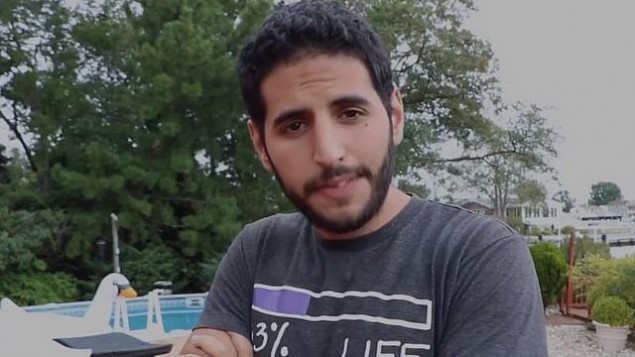 نجم فيسبوك العربي الإسرائيلي نصير ياسين في فيديو ناس ديلي الذي يهاجهم فيه الكويت لمقاطعة لإسرائيل في 1 أكتوبر 2017. (Screen capture: Facebook)