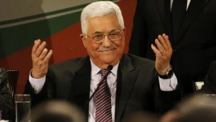 رئيس السلطة الفلسطينية محمود عباس يلقي بيانا بعد أن ألقى كلمة في اليوم الثاني من مؤتمر فتح السابع في مدينة رام الله بالضفة الغربية في 30 نوفمبر / تشرين الثاني 2016. (AFP/Abbas Momani)