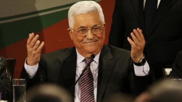 رئيس السلطة الفلسطينية محمود عباس يلقي بيانا بعد أن ألقى كلمة في اليوم الثاني من مؤتمر فتح السابع في مدينة رام الله بالضفة الغربية في 30 نوفمبر / تشرين الثاني 2016. (AFP/Abbas Momani)