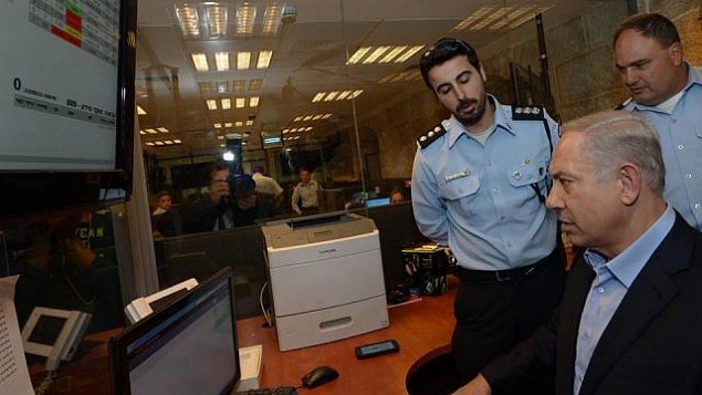 رئيس الوزراء بنيامين نتنياهو خلال جولة في مقر شرطة القدس في المجمع الروسي في القدس، 7 أكتوبر / تشرين الأول 2015. (GPO)