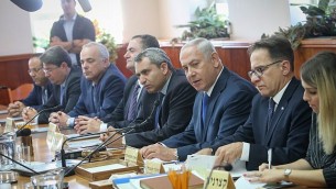 رئيس الوزراء بينيامين نتنياهو (الثالث من اليمين) يترأس الجلسة الأسبوعية للحكومة في مكتب رئيس الوزراء في القدس، 15 أكتوبر، 2017.  (Alex Kolomoisky/POOL)