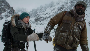 إدريس إلبا (من اليمين) وكيت وينسلت في فيلم المغامرات الرومانسي ‘The Mountain Between Us’ للمخرج الفلسطيني هاني أبو أسعد.  (Courtesy ‘The Mountain Between Us’ Facebook page)