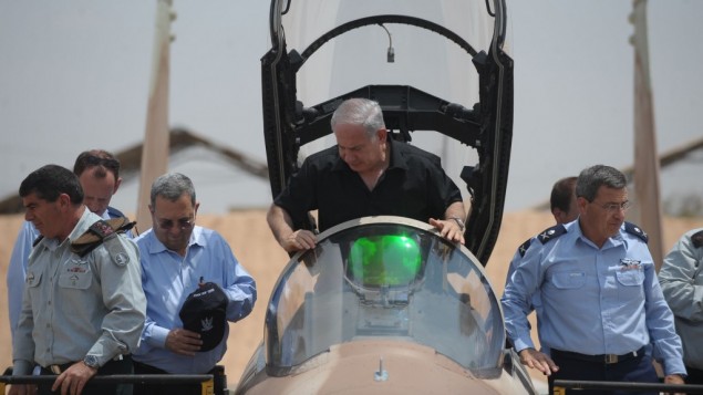 بنيامين نتنياهو يدخل طائرة حربية من طراز اف 15، اغسطس 2009 (Israel Defense Forces /Flash90)