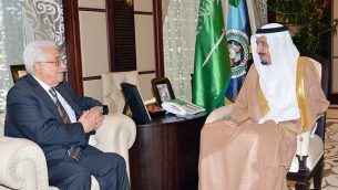 ولي العهد السعودي حينذاك والملك السعودي الحالي سلمان بن عبد العزيز آل سعود (من اليمين) خلال لقاء مع رئيس السلطة الفلسطينية محمود عباس (من اليسار) في مدينة جدة السعودية على ضفاف البحر الأحمر، 17 يونيو، 2014. (AFP/HO/Saudi Press Agency)