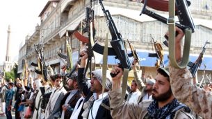 مسلحون مواليون لحركة الحوثيين يرفعون اسلحتهم في العاصمة اليمنية صنعاء، 1 ابريل 2015 (AFP / MOHAMMED HUWAIS)