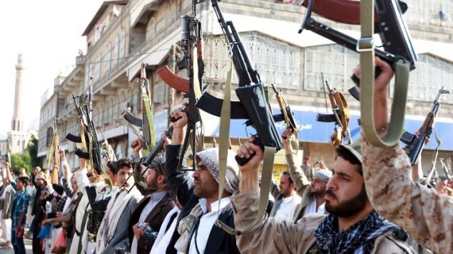 مسلحون مواليون لحركة الحوثيين يرفعون اسلحتهم في العاصمة اليمنية صنعاء، 1 ابريل 2015 (AFP / MOHAMMED HUWAIS)