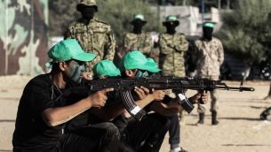 شبان فلسطينيون يشاركون في حفل تخريج عسكري في مخيم صيفي لحركة ’حماس’ في خان يونس، في جنوب قطاع غزة، 18 أغسطس، 2017. (AFP PHOTO / SAID KHATIB)