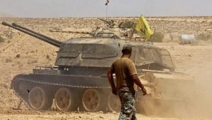 دبابة تحمل راية ’حزب الله’ بالقرب من مدينة قارة في منطقة قلمون، 28 أغسطس، 2017. (AFP Photo/Louai Beshara)