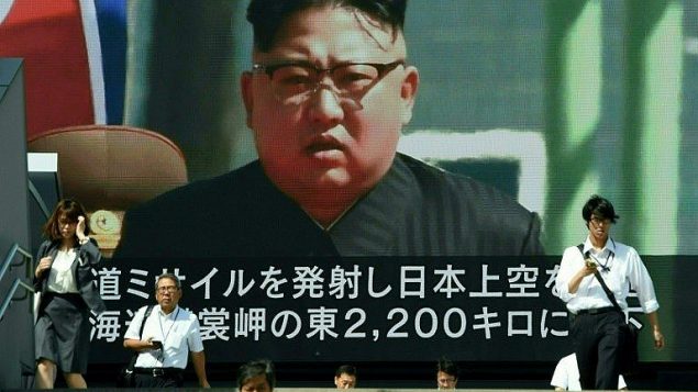 شاشة في طوكيو تظهر الزعيم الكوري الشمالي كيم جونغ اون، 15 سبتمبر 2017 (AFP/Toru Yamanaka)