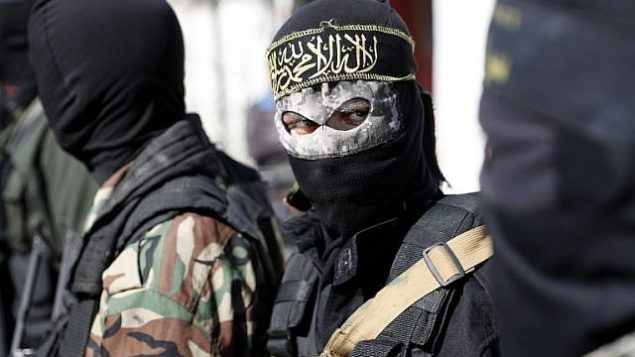 عناصر من حركة ’الجهاد الإسلامي الفلسطيني’ يشاركون في جنازة أحد عناصر الحركة الذي قُتل في عملية تفجير إسرائيلية لنفق امتد من قطاع غزة إلى داخل الأراضي الإسرائيلية في وسط غزة، 31 أكتوبر، 2017. (AFP/Thomas Coex)