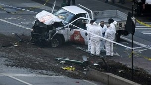 المحققون يفتشون شاحنة تم استخدامها في ما يبدو كهجوم دهس لركاب دراجات في نيويورك، 31 أكتوبر، 2017. (AFP Photo/Don Emmert)