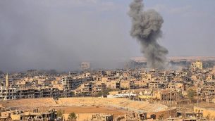 الدخان يتصاعد من مدينة دير الزور شرقي سوريا خلال عملية للقوات النظام السوري ضد مقاتلي تنظيم ’الدولة الإسلامية’ في 2 نوفمبر،  2017. (AFP/Stringer)