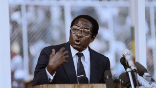 رئيس زيمبابوي روبرت موغابي في هراري، 4 مارس 1990 (ALEXANDER JOE / AFP)