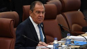وزير الخارجية الروسي سيرغي لافروف يجلس في مقعدة خلال مشاركته في الجلسة الافتتاحية الوزارية لمنتدى التعاون الاقتصادي لدول آسيا والمحيط الهادئ في مدينة دان نانغ الفيتنامية، 8 نوفمبر، 2017. (AFP//HOANG DINH)