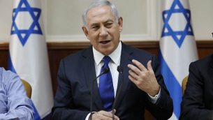 رئيس الوزراء بنيامين نتنياهو يحضر اجتماع مجلس الوزراء الأسبوعي في مكتبه في القدس، 12 نوفمبر / تشرين الثاني 2017. (AFP/POOL/ABIR SULTAN)