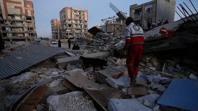 عمال إنقاذ يقومون بعمليات بحث وإنقاذ بعد  زلزال بقوة 7.3 درجة في مدينة سربل ذهاب في منطقة كرمنشاه، 13 نوفمبر، 2017. (AFP/ISNA /POURIA PAKIZEH)