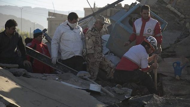 عمال الإنقاذ يبحثون عن ناجين بين الأنقاض بعد  زلزال بقوة 7.3 درجة في مدينة سربل ذهاب في منطقة كرمنشاه، 13 نوفمبر، 2017. (AFP/TASNIM NEWS/Farzad MENATI)