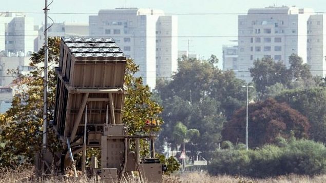 نشر بطارية ’القبة الحديدية’ المضادة للصواريخ في وسط إسرائيل، 14 نوفمبر، 2017. (Jack Guez/AFP)
