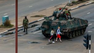 مدرعات لجيش زيمبابوي في العاصمة هراري، 15 نوفمبر 2017 (AFP)