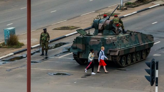 مدرعات لجيش زيمبابوي في العاصمة هراري، 15 نوفمبر 2017 (AFP) مدرعات لجيش زيمبابوي في العاصمة هراري، 15 نوفمبر 2017 (AFP)