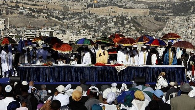 ’كيسيم’ إسرائيليون أو زعماء دينيون للمجتمع اليهودي الإثيوبي يترأسون مراسم الصلاة خلال الاحتفال بعيد ’سيجد’ الذي يحتفل خلاله أبناء المجتمع اليهودي الإثيوبي بالرغبة ب’العودة إلى القدس’، خلال الاحتفالات من قمة تلة في مدينة القدس، 16 نوفمبر، 2017. (AFP PHOTO / GALI TIBBON)