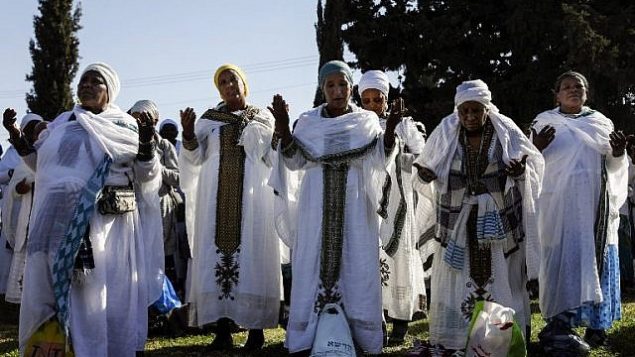 سيدات إسرائيليات من  المجتمع اليهودي الإثيوبي بالرغبة ب’العودة إلى القدس’، خلال الاحتفالات من قمة تلة في مدينة القدس، 16 نوفمبر، 2017. (AFP PHOTO / GALI TIBBON)