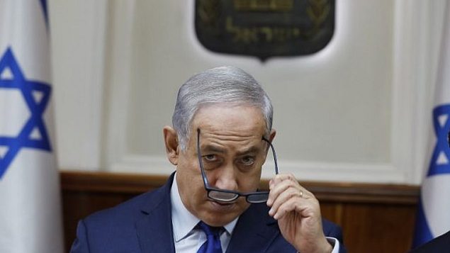 رئيس الوزراء بينيامين نتنياهو يترأس الجلسة الأسبوعية للمجلس الوزاري في القدس، 19 نوفمبر، 2017. (AFP PHOTO / POOL / RONEN ZVULUN)