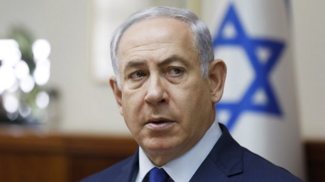 رئيس الوزراء بينيامين نتنياهو يترأس الجلسة الأسبوعية للمجلس الوزاري في القدس، 19 نوفمبر، 2017. (AFP PHOTO / POOL / RONEN ZVULUN)