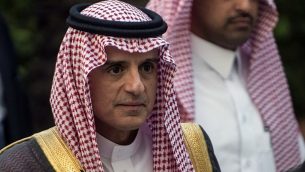 وزير الخارجية السعودي عادل الجبير يصل جلسة للجامعة العربية في القاهرة، 19 نوفمبر 2017 (AFP PHOTO / KHALED DESOUKI)