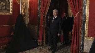 الرئيس الفلسطيني محمود عباس قبل لقاء مع الملك الاسباني فيليب والملكة ليتسيا في القصر الملكي في مدريد، 20 نوفمبر 2017 (AFP PHOTO / POOL / JUAN MEDINA)