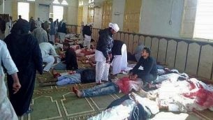جثامين ضحايا هجوم اطلاق نار وتفحير داخل مسجد في شبه جزيرة سيناء المصرية، 24 نوفمبر 2017 (AFP PHOTO / STRINGER)