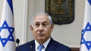 رئيس الوزراء بينيامين نتنياهو يفتحح الجلسة الأسبوعية للحكومة في مكتبه في القدس، 26 نوفمبر، 2017. (AFP/GALI TIBBON)
