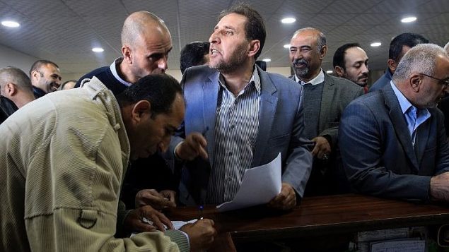 موظفي السلطة الفلسطينية الحكوميين يجتمعون للعودة الى العمل في مقر وزارة المالية الفلسطينية في غزة، 29 نوفمبر 2017 (AFP PHOTO / MOHAMMED ABED) موظفي السلطة الفلسطينية الحكوميين يجتمعون للعودة الى العمل في مقر وزارة المالية الفلسطينية في غزة، 29 نوفمبر 2017 (AFP PHOTO / MOHAMMED ABED)