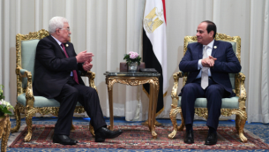 رئيس السلطة الفلسطينية محمود عباس (من اليسار) يلتقي بالرئيس المصري عبد الفتاح السيسي في شرم الشيخ، 6 نوفمبر، 2017. (Thaer Ghanaim / Wafa)