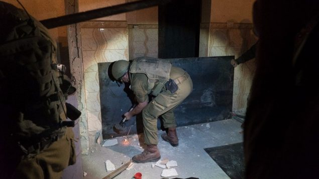 جنود اسرائيليون يغلقون غرفة نوم المعتدي الفلسطيني خالد مخامرة في بلدة يطا في الضفة الغربية، 16 نوفمبر 2017 (IDF)