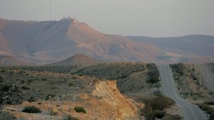 جبل حريف والطريق على طول الحدود بين إسرائيل ومصر. (Moshe Shai/Flash90)
