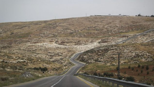 صورة توضيحية: طريق يمر في تلال الخليل الجنوبية (Hadas Parush/Flash90) صورة توضيحية: طريق يمر في تلال الخليل الجنوبية (Hadas Parush/Flash90)