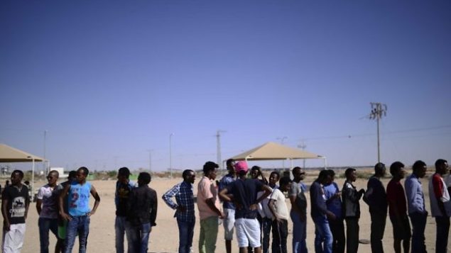 طالبو لجوء أفارقة عند مدخل مركز احتجاز حولوت في جنوب إسرائيل للاحتفال بيوم اللاجئين الدولي يوم السبت 18 يونيو / حزيران 2016. (Tomer Neuberg/Flash90)