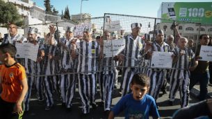 فلسطينيون يشاركون في تظاهرة تضامنا مع الأسرى الفلسطينيين المضربين عن الطعام في السجون الإسرائيلية، في مدينة بيت لحم في الضفة الغربية، 4 مايو، 2017. (Flash90)